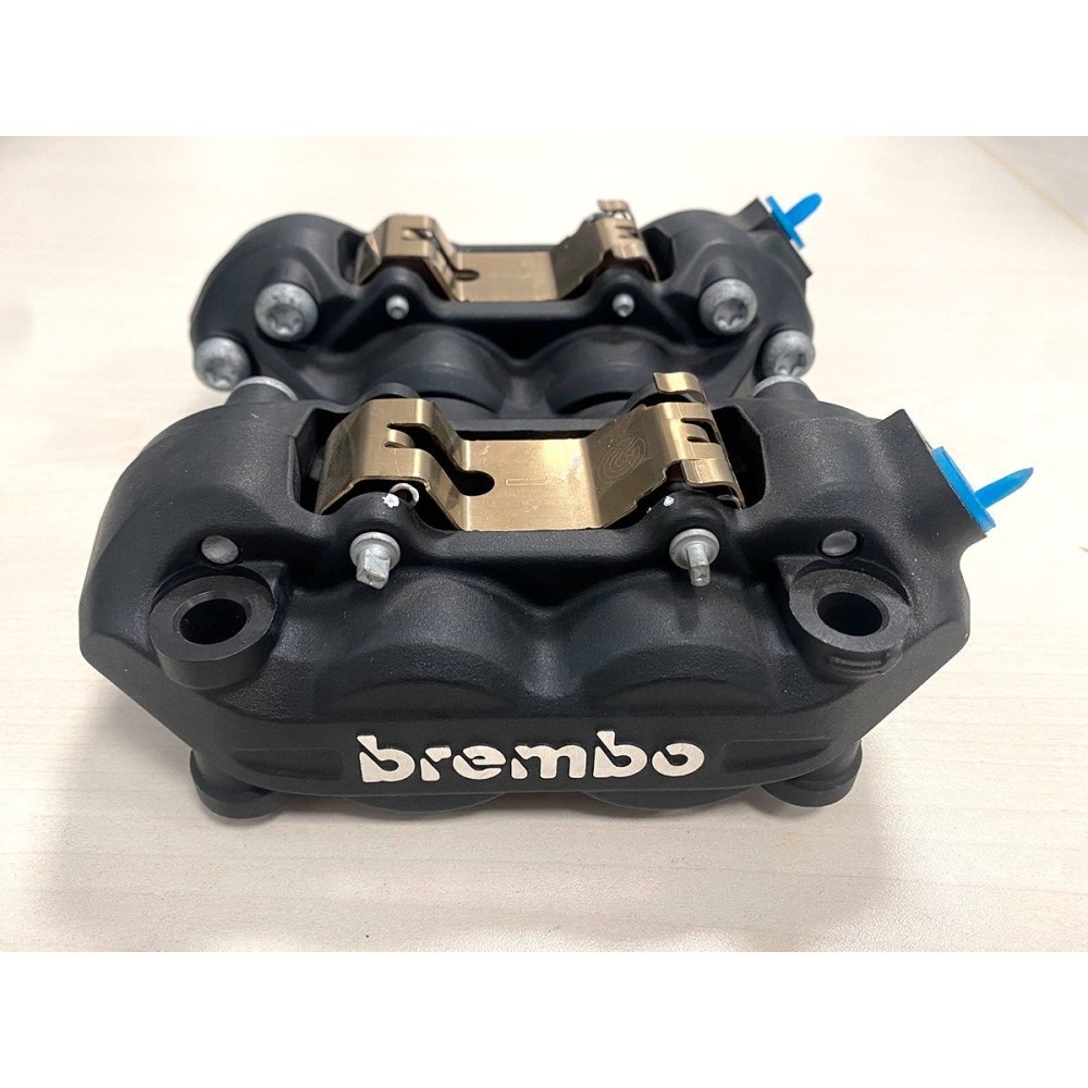 PAR DE PINZAS DE FRENO DE ALUMINIO P4 NEGRAS + PASTILLAS BREMBO RACING