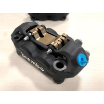 PAR DE PINZAS DE FRENO DE ALUMINIO P4 NEGRAS + PASTILLAS BREMBO RACING