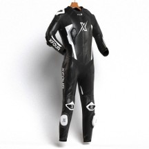 MONO XFOUR ADULTO MODELO NEGRO Y BLANCO 2025