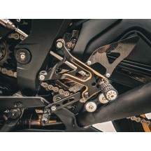 ESTRIBERAS RACING CNC AJUSTABLES NEGRO/ROJO MV AGUSTA F3 800 / R / RC / RR / ROSSO 2017-2023