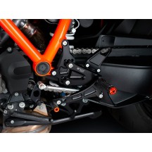 ESTRIBERAS TRASERAS AJUSTABLES BONAMICI RACING KTM SUPER DUKE 1390 R 2024