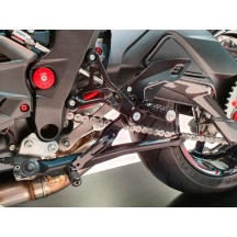 ESTRIBERAS DE CARRERA CNC AJUSTABLES MV AGUSTA DRAGSTER 800 RC / RR 2017-2023