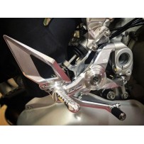 KIT ESTRIBERAS DE REDUCCIÓN AJUSTABLE MOTOCORSE DUCATI STREETFIGHTER V4 / S / SP 2020-2022